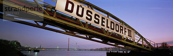 Schiffsanleger am Rhein mit Düsseldorf Schriftzug im Abendlicht  Düsseldorf am Rhein  Nordrhein-Westfalen  Deutschland  Europa