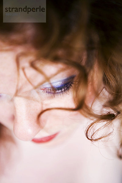 Sinnliches Portrait einer Frau  Haarsträhne im Gesicht  rothaarig