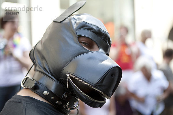 Mann aus der SM Szene mit Petplay-Maske  Christopher Street Day in Köln  Nordrhein-Westfalen  Deutschland  Europa