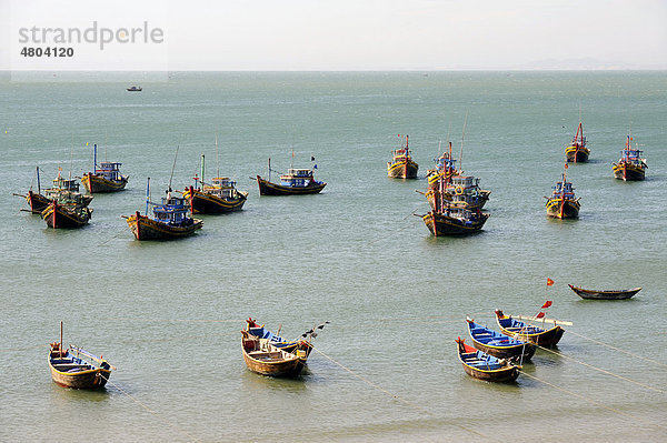 Fischerboote im Fischereihafen von Mui Ne am Südchinesischen Meer  Südvietnam  Vietnam  Südostasien  Asien
