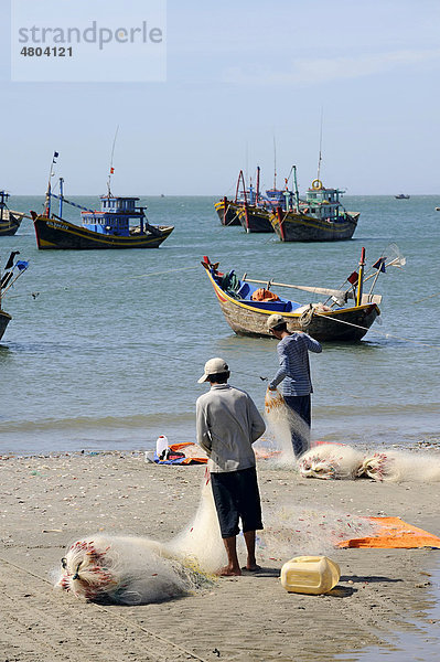 Fischer und Fischerboote im Fischereihafen von Mui Ne am Südchinesischen Meer  Südvietnam  Vietnam  Südostasien  Asien