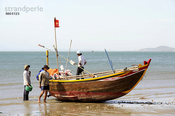Fischer und Fischerboot am Strand von Mui Ne am Südchinesischen Meer  Südvietnam  Vietnam  Südostasien  Asien