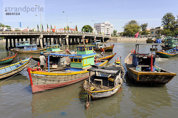 Fischerboote im Hafen von Phan Thiet  Südvietnam  Vietnam  Südostasien  Asien