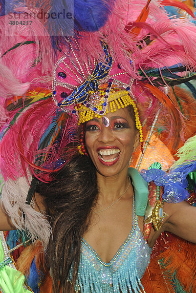 Brasilianische Sambatänzerin Sonia de Oliveira von der Amasonia Sambaschule  Karneval der Kulturen  Kreuzberg  Berlin  Deutschland  Europa