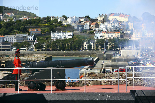 Noon-Gun  täglicher Kanonenschuss um 12 Uhr mittags  auf der Festung Castle Cornet am Hafen  Haupthafen  St. Peter Port  Guernsey  Kanalinseln  Europa