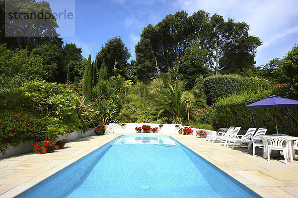 Swimmingpool  Ferien-Cottages  Mille Fleurs Garden  Gartenlandschaft  St. Peter's  Guernsey  Kanalinseln  Europa