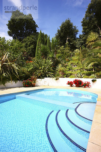 Swimmingpool  Ferien-Cottages  Mille Fleurs Garden  Gartenlandschaft  St. Peter's  Guernsey  Kanalinseln  Europa