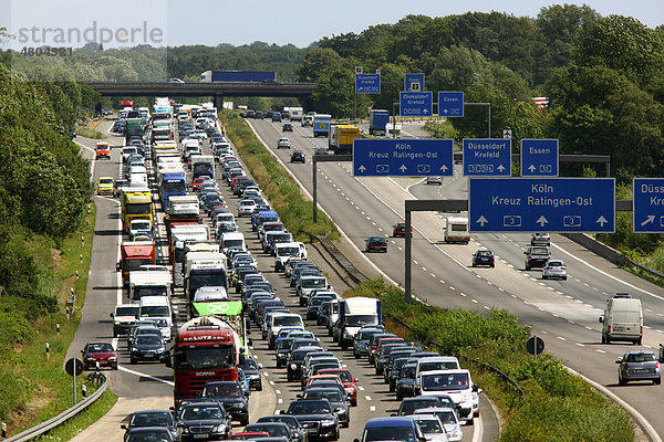 Verkehrsstau auf der Autobahn A3  am Breitscheider Kreuz in Fahrtrichtung Oberhausen  Ratingen  Nordrhein-Westfalen  Deutschland  Europa