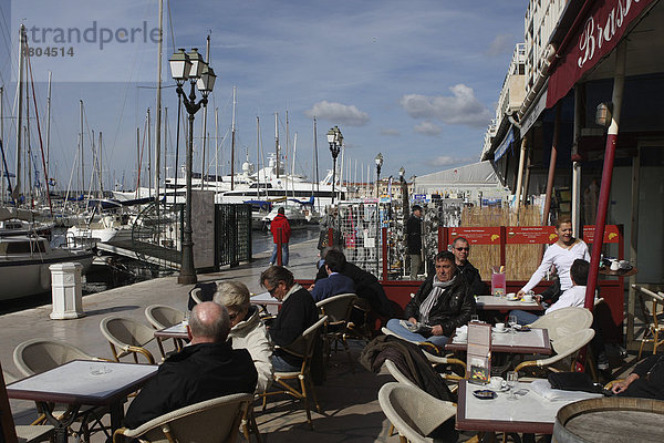 Straßencafe im Hafen von Toulon  Var  Cote d'Azur  Provence  Frankreich  Europa