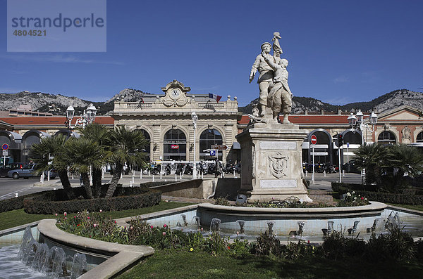 Springbrunnen und Denkmal vor dem Bahnhof Gare de Toulon  Var  Cote d'Azur  Frankreich  Europa