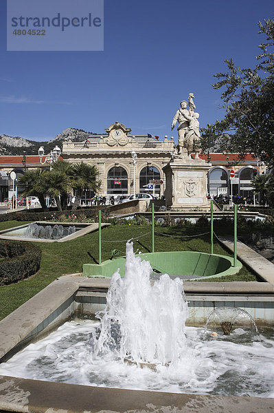 Springbrunnen und Denkmal vor dem Bahnhof Gare de Toulon  Var  Cote d'Azur  Frankreich  Europa