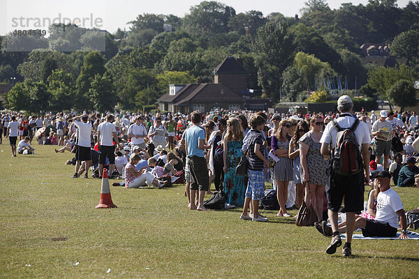 The Queue  ungefähr 8000 Menschen stehen an um Eintrittskarten zu bekommen für Wimbledon 2010  ITF Grand Slam Tournament  Wimbledon  England  Großbritannien  Europa