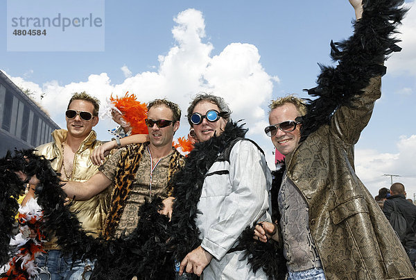 Vier Raver mit Federboa  Loveparade 2010  Duisburg  Nordrhein-Westfalen  Deutschland  Europa