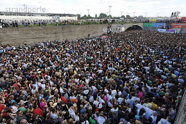 Junge Leute drängen zum Ausgang  stauen sich  Massenpanik mit 21 Toten  Loveparade 2010  Duisburg  Nordrhein-Westfalen  Deutschland  Europa