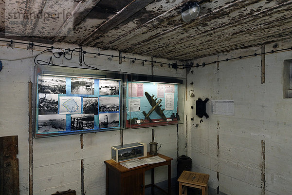 Ausstellung in den Mannschaftsräumen  Bunker aus dem 2. Weltkrieg  Atlantikwall 1942  Bunkermuseum Zoutelande  Walcheren  Provinz Zeeland  Niederlande  Benelux  Europa