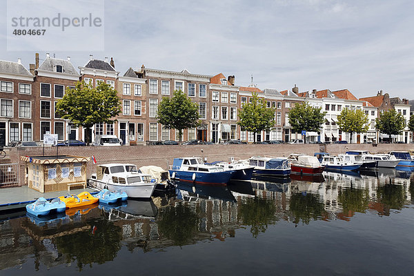 Prins Hendrik Dock  Boote und alte Häuser am Damm  Middelburg  Walcheren  Provinz Zeeland  Niederlande  Benelux  Europa