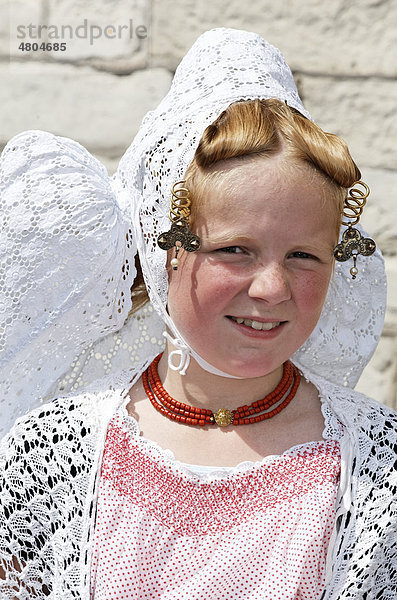 Mädchen in traditioneller Tracht der Provinz Zeeland  Middelburg  Walcheren  Niederlande  Benelux  Europa