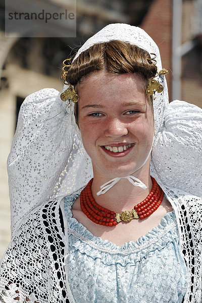 Mädchen in traditioneller Tracht der Provinz Zeeland  Middelburg  Walcheren  Niederlande  Benelux  Europa