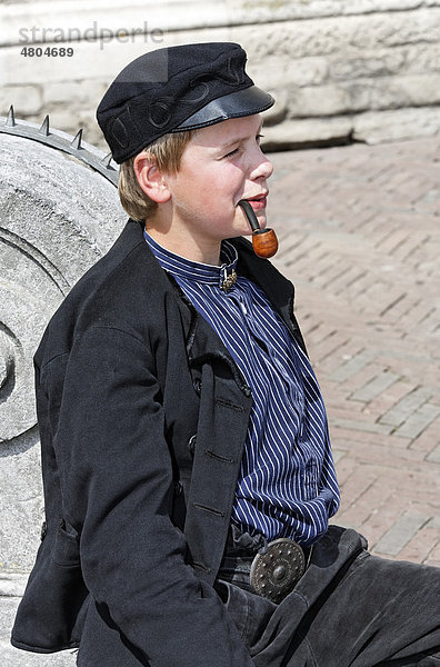 Junge mit Pfeife in traditioneller Tracht der Provinz Zeeland  Middelburg  Walcheren  Niederlande  Benelux  Europa