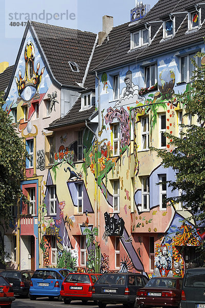 Kiefernstraße  Häuser von ehemaligen Hausbesetzern  Fassaden künstlerisch bemalt im Streetart-Stil  Düsseldorf-Flingern  Nordrhein-Westfalen  Deutschland  Europa