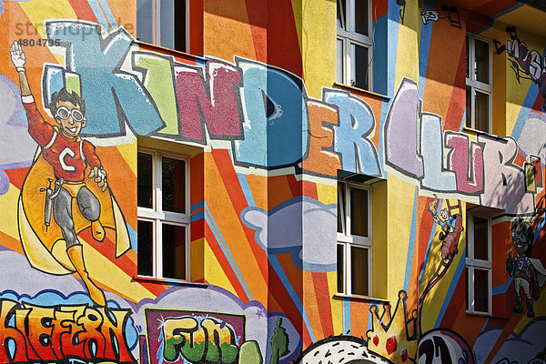 Schriftzug Kinderclub an einem künstlerisch bemalten Haus  Streetart-Stil  Kiefernstraße  Düsseldorf-Flingern  Nordrhein-Westfalen  Deutschland  Europa