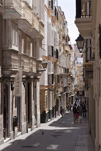 Kleine Gasse in einem Shoppingviertel in der Hafenstadt Cadiz  Andalusien  Spanien  Europa