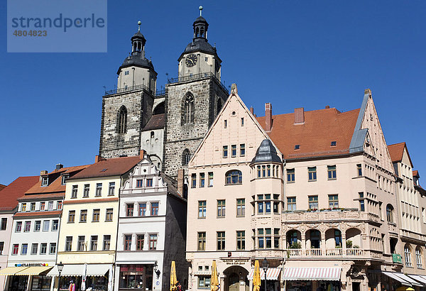 Türme der St. Marien-kirche und restaurierte Häuser in Lutherstadt Wittenberg  Sachsen-Anhalt  Deutschland  Europa