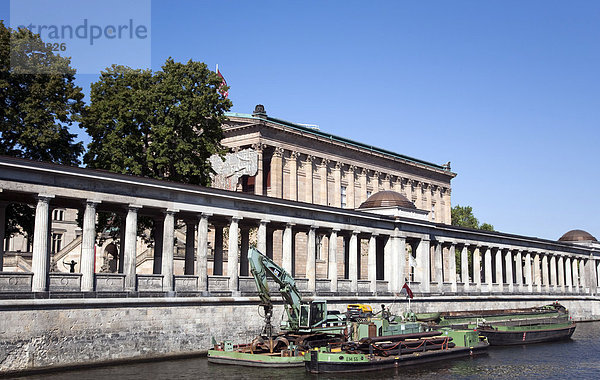 Blick von der Spree auf die Museumsinsel in Berlin  Deutschland  Europa