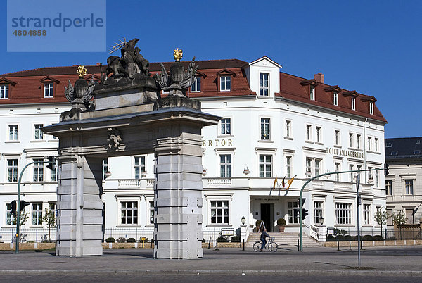 Jägertor und Hotel in der Innenstadt  Potsdam  Brandenburg  Deutschland  Europa
