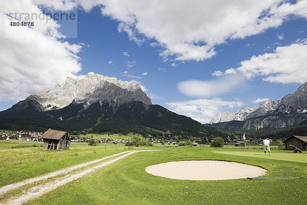 Golfplatz vor Zugspitzmassiv bei Ehrwald  Tirol  Österreich  Europa