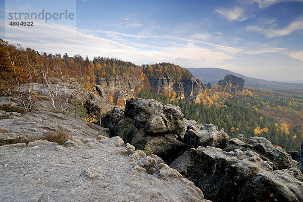 Ausblick über das Elbtal im Herbst  Elbsandsteingebirge  Sächsische Schweiz  Sachsen  Deutschland  Europa