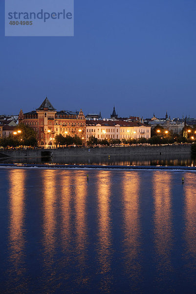 Abendlicht über der Moldau  Prag  Tschechien  Europa