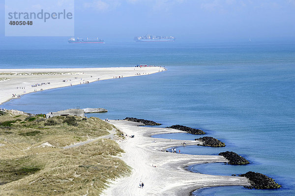 Landspitze  hinten Containerschiffe  Zusammentreffen von Nordsee und Ostsee  Skagen  Jütland  Dänemark  Europa
