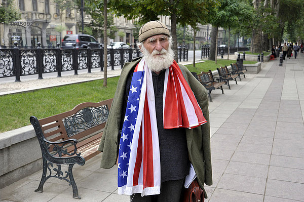 Älterer Mann mit Fahne der USA  Rustaweli Boulevard  Tiflis  Georgien  Vorderasien