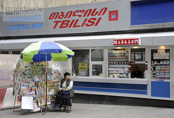 Kiosk und Strassenhändlerin mit Zeitschriften  Rustaweli-Boulevard  Tiflis  Georgien  Vorderasien