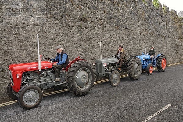 Stadtfest in Birr  Traktoren und Farmer  die an dem Umzug teilnehmen  Birr  County Offaly  Midlands  Republik Irland  Europa