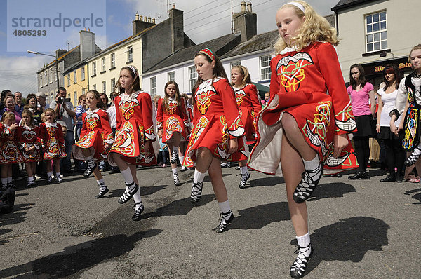 Kinder in Tracht mit neokeltischen Motiven für eine Tanzveranstaltung mit irischen Tänzen beim Stadtfest  Birr  Offaly  Midlands  Republik Irland  Europa
