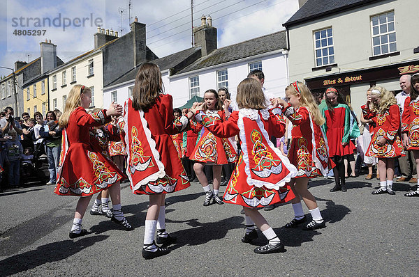 Kinder in Tracht mit neokeltischen Motiven für eine Tanzveranstaltung mit irischen Tänzen beim Stadtfest  Birr  Offaly  Midlands  Republik Irland  Europa
