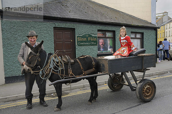 Alter Bauer und Kind in neokeltischer Tracht auf einem traditionellen Eselskarren vor Sinn FÈin Parteibüro  irisch-republikanische Partei  Birr  Offaly  Midland  Irland  Europa