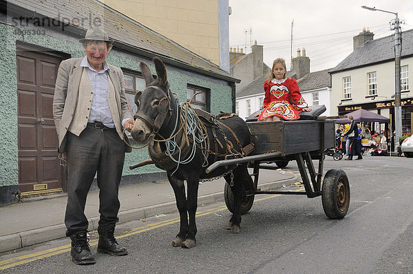Alter Bauer und Kind in neokeltischer Tracht auf einem traditionellen Eselkarren vor Sinn FÈin Parteibüro  irisch-republikanische Partei  Birr  Offaly  Midland  Irland  Europa