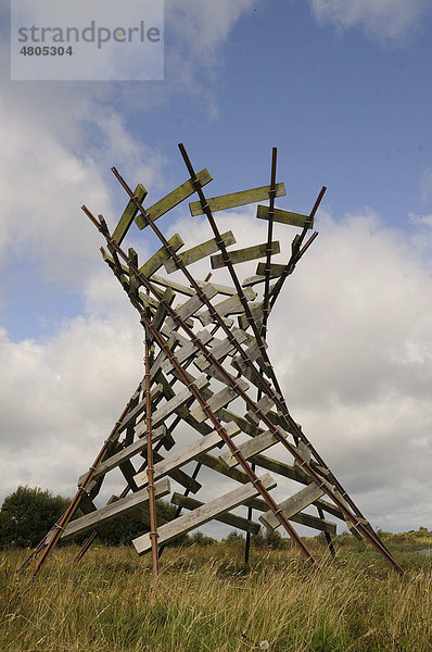 Boora Convergence von Dave Kiriane  Lough Boora Parklands mit Skulpturen-Park unterstützt von der EU  bei Tullamore  Offaly  Midland  Irland  Europa