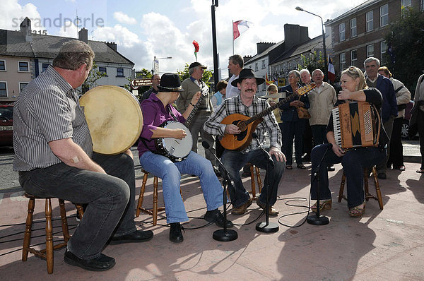 Iren musizieren gemeinsam  irische Folklore beim Fleadh Cheoil 2009  größtes Folk-Musikfest in Tullamore  County Offaly  Midlands  Republik Irland  Europa