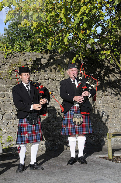 Iren mit Kilt und Schiffchen spielen den Dudelsack beim Fleadh Cheoil 2009  größtes Folk-Musikfest in Tullamore  County Offaly  Midlands  Republik Irland  Europa