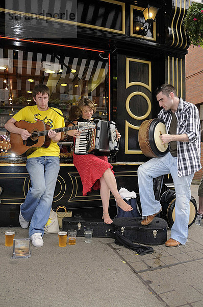 Musizieren bei einer Irischen Session auf der Straße mit Akkordeon  Gitarre und Rahmentrommel  Musikfest Fleadh Cheoil na hEireann in Tullamore  County Offaly  Midlands  Republik Irland  Europa