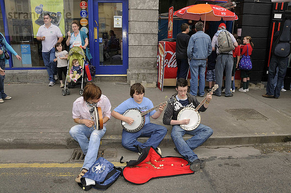 Musizieren bei einer Irischen Session mit Banjos auf der Straße  Musikfest Fleadh Cheoil na hEireann in Tullamore  County Offaly  Midlands  Republik Irland  Europa