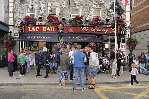 Gäste vor einem Pub in Tullamore  County Offaly  Midlands  Republik Irland  Europe