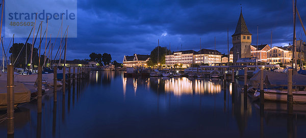 Hafen von Lindau bei Nacht  Bodensee  Bayern  Deutschland  Europa