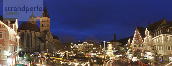 Weihnachtsmarkt auf dem Marktplatz mit Stadtkirche Sankt Dionys und Kielmeyerhaus  Esslingen am Neckar  Baden-Württemberg  Deutschland  Europa
