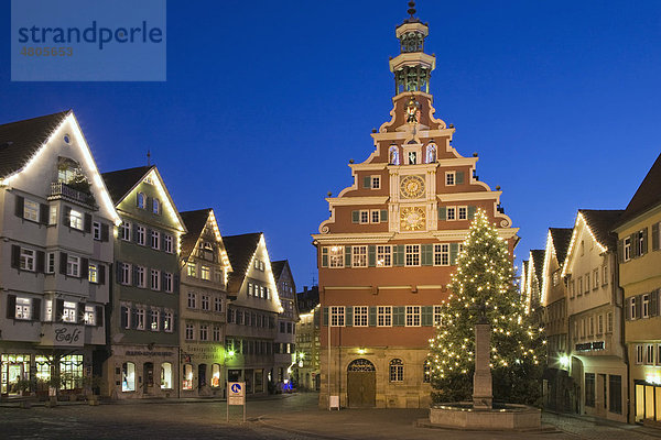 Altes Rathaus mit Fachwerkensemble in der Weihnachtszeit  Esslingen am Neckar  Baden-Württemberg  Deutschland  Europa