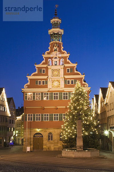 Altes Rathaus mit Fachwerkensemble in der Weihnachtszeit  Esslingen am Neckar  Baden-Württemberg  Deutschland  Europa